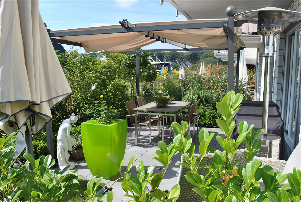 Terrasse mit Blick in den Garten